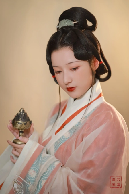 别再画欧美妆了，太显老！最贴合我们五官底子的，还是中式妆！(适合画欧美妆的脸型)